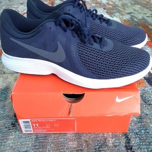 NIB Nike Revolution 4 size 11